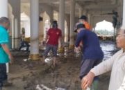 Tim Kemenag Bersihkan Lumpur di Masjid Jami’ Pante Baro Pascabanjir
