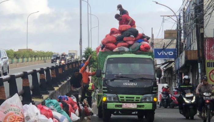 Pemkot Tangsel Angkut Sampah Jalanan Secara Bertahap, Prioritaskan Titik Kritis