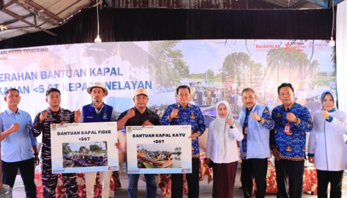 Bupati Maesyal Serahkan 9 Unit Kapal Tangkap Ikan ke Nelayan Kecamatan Kronjo