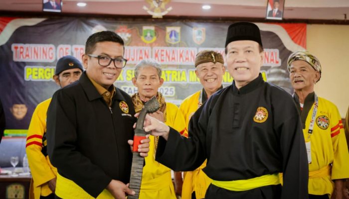 Gubernur Andra Soni Terima Sabuk Kehormatan Pendekar dari Satria Muda Indonesia