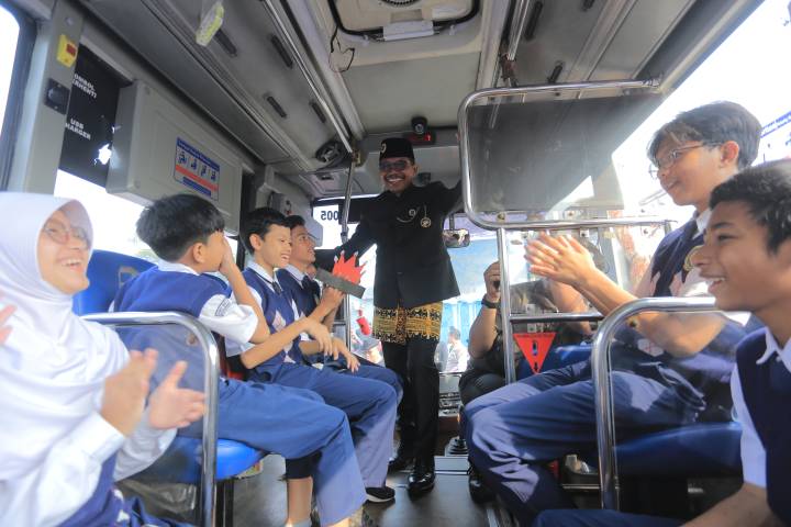 Siswa SMP di Kota Tangerang menggunakan layanan angkutan sekolah gratis dalam perjalanan menuju sekolah, sebagai bagian dari keberhasilan Program Gampang Sekolah tahun 2026 yang meningkatkan IPM kota.