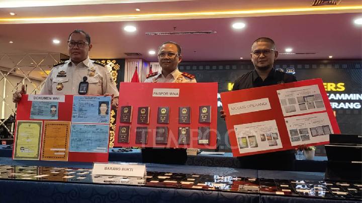 Plt. Dirjen Imigrasi Yuldi Yusman menunjukkan barang bukti paspor dan perangkat komputer yang digunakan sindikat love scamming AI dalam konferensi pers di Jakarta, 19 Januari 2026