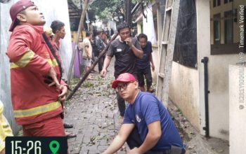 Petugas BPBD Kota Tangerang mengevakuasi warga menggunakan perahu karet di lokasi banjir Jl. KH Ahmad Dahlan Cipondoh setinggi 110 cm, 22 Januari 2026."