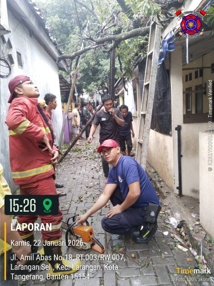 Petugas BPBD Kota Tangerang mengevakuasi warga menggunakan perahu karet di lokasi banjir Jl. KH Ahmad Dahlan Cipondoh setinggi 110 cm, 22 Januari 2026."