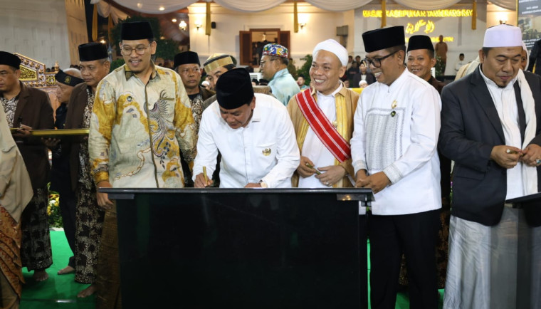 Suasana khidmat peresmian Masjid Kasepuhan Tangerang Raya Al-Istiqlaliyyah Cilongok oleh Bupati Tangerang Maesyal Rasyid dan Gubernur Banten di hadapan ribuan jamaah dan Raja-Raja Nusantara pada malam Jumat Januari 2026.