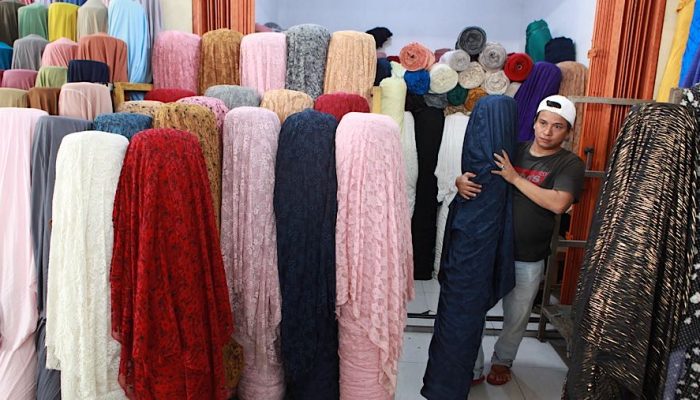 Nestapa di Pusat Tekstil Cipadu, Omzet Anjlok Drastis Pedagang Bertahan di Tengah Badai Lesunya Daya Beli