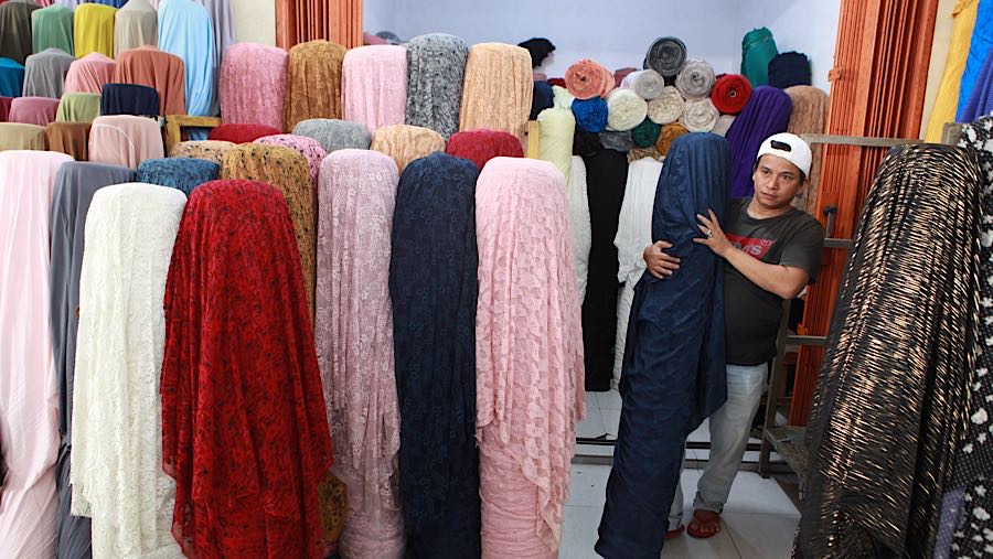 Dampak kebijakan impor dan e-commerce terhadap pedagang tekstil Cipadu Tangerang 2026