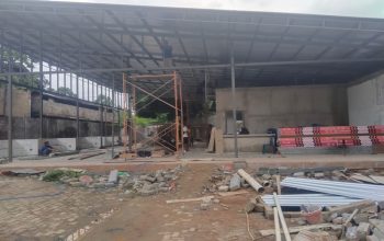 Progres pembangunan gedung restoran PT Wisbi di Jalan Raya Cipondoh Tangerang yang telah mencapai 60 persen namun diduga belum memiliki izin PBG, terpantau pekerja masih beraktivitas pada Senin 19 Januari 202