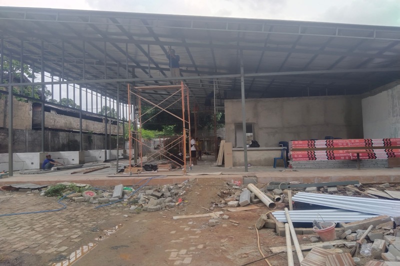 Progres pembangunan gedung restoran PT Wisbi di Jalan Raya Cipondoh Tangerang yang telah mencapai 60 persen namun diduga belum memiliki izin PBG, terpantau pekerja masih beraktivitas pada Senin 19 Januari 202