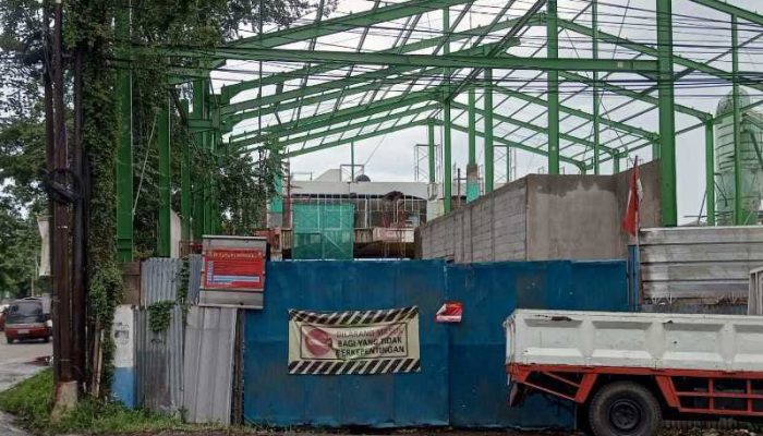 Papan Segel Terpasang, Pekerjaan Proyek Pembangunan di Imam Bonjol Terus Melaju, Warga dan LSM Bersiap datangi Kantor Satpol PP