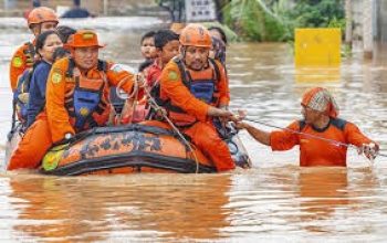 Tim BPBD Kabupaten Tangerang menggunakan perahu karet sedang mengevakuasi lansia dan anak-anak dari pemukiman yang terendam banjir setinggi pinggang orang dewasa pada Januari 2026.