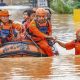 Tim BPBD Kabupaten Tangerang menggunakan perahu karet sedang mengevakuasi lansia dan anak-anak dari pemukiman yang terendam banjir setinggi pinggang orang dewasa pada Januari 2026.