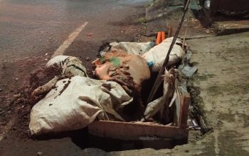 Kondisi jalan berlubang dan tumpukan tanah bekas galian kabel optik di depan Apotek Syifa, Jl. Swadaya Raya Larangan, Tangerang yang membahayakan pengendara motor dan pejalan kaki pada Januari 2026