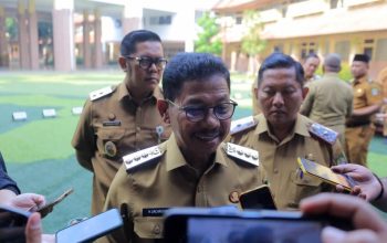 Wali Kota Tangerang Sachrudin memberikan keterangan pers kepada awak media di Kantor Dinas PUPR pada Senin 19 Januari 2026, menegaskan komitmen Pemkot Tangerang dalam menjaga keberlangsungan Perda Miras dan Pelacuran