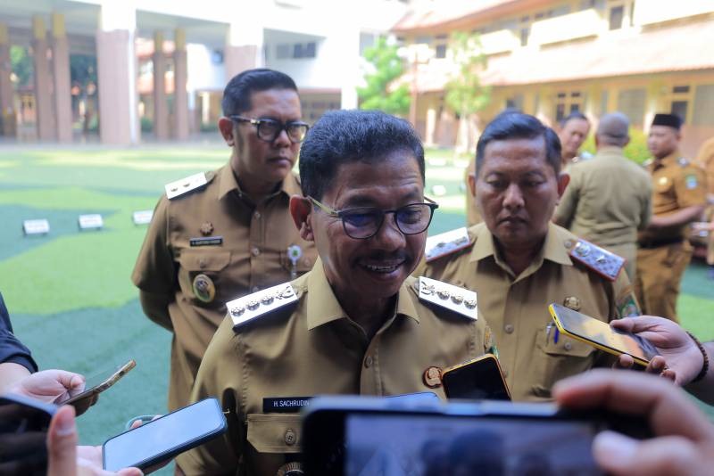 Wali Kota Tangerang Sachrudin memberikan keterangan pers kepada awak media di Kantor Dinas PUPR pada Senin 19 Januari 2026, menegaskan komitmen Pemkot Tangerang dalam menjaga keberlangsungan Perda Miras dan Pelacuran