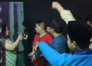 Melanggar Perda Miras, Puluhan Warga Larangan Segel Twin Cafe