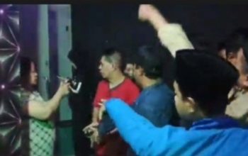 Puluhan warga dan pemuda OKP KNPI, Ansor, serta Muhammadiyah saat melakukan aksi penggerebekan damai di depan Twin Cafe Larangan Utara Tangerang, menuntut penegakan Perda Miras dan Pelacuran pada Jumat 16 Januari 2026.