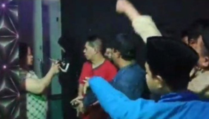 Melanggar Perda Miras, Puluhan Warga Larangan Segel Twin Cafe