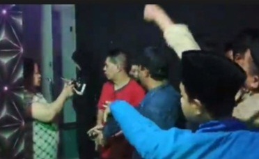 Puluhan warga dan pemuda OKP KNPI, Ansor, serta Muhammadiyah saat melakukan aksi penggerebekan damai di depan Twin Cafe Larangan Utara Tangerang, menuntut penegakan Perda Miras dan Pelacuran pada Jumat 16 Januari 2026.