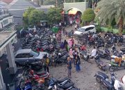 Krisis keadilan melanda pengungsian Masjid Al-Jihad, Periuk Damai. Di tengah banjir 3 meter, distribusi bantuan justru terkotak-kotak berdasarkan RT. Simak urgensi bantuan uang tunai dan perlunya pendataan korban berbasis lokasi demi transparansi.