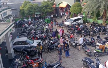 Krisis keadilan melanda pengungsian Masjid Al-Jihad, Periuk Damai. Di tengah banjir 3 meter, distribusi bantuan justru terkotak-kotak berdasarkan RT. Simak urgensi bantuan uang tunai dan perlunya pendataan korban berbasis lokasi demi transparansi.