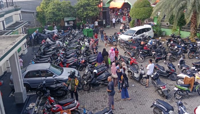 Ironi di Balik Dinding Masjid Al-Jihad,  Saat Sekat Birokrasi RT Mengaburkan Kemanusiaan Korban Banjir Periuk