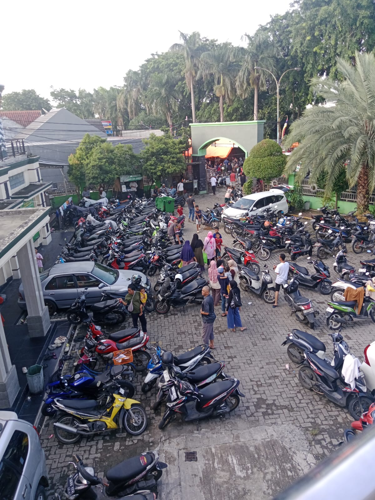 Krisis keadilan melanda pengungsian Masjid Al-Jihad, Periuk Damai. Di tengah banjir 3 meter, distribusi bantuan justru terkotak-kotak berdasarkan RT. Simak urgensi bantuan uang tunai dan perlunya pendataan korban berbasis lokasi demi transparansi.