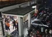Foto suasana pengungsian Masjid Al-Jihad Periuk Damai yang penuh sesak oleh warga terdampak banjir
