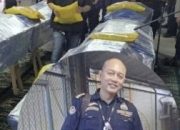 Foto peti jenazah Capt. Andy Dahananto pilot pesawat ATR 42-500 yang tiba di Terminal Kargo Bandara Soekarno-Hatta dengan pengawalan petugas.