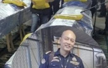 Foto peti jenazah Capt. Andy Dahananto pilot pesawat ATR 42-500 yang tiba di Terminal Kargo Bandara Soekarno-Hatta dengan pengawalan petugas.