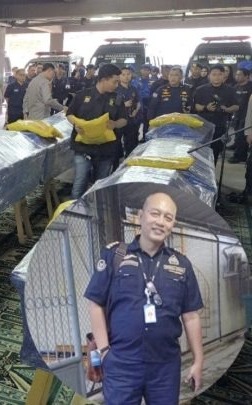 Foto peti jenazah Capt. Andy Dahananto pilot pesawat ATR 42-500 yang tiba di Terminal Kargo Bandara Soekarno-Hatta dengan pengawalan petugas.