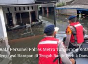 Empati Personel Polres Metro Tangerang Kota Terjang Banjir Demi Warga 