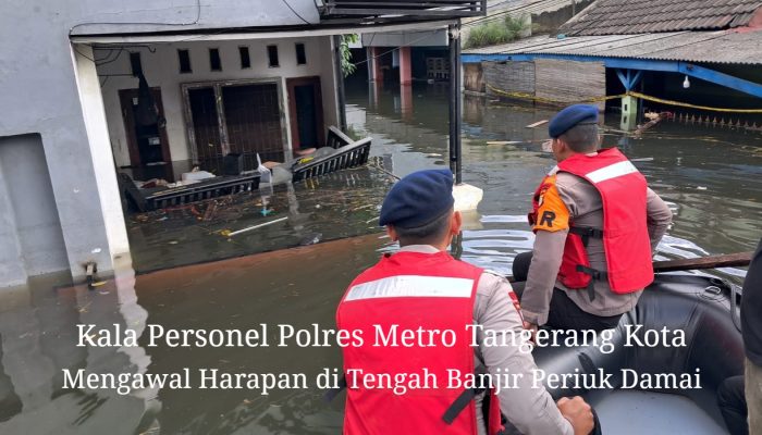 Empati Personel Polres Metro Tangerang Kota Terjang Banjir Demi Warga 