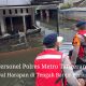 Lima personel Polres Metro Tangerang Kota mendampingi warga RT 01/08 Periuk Damai mengevakuasi dokumen berharga menggunakan perahu karet saat banjir.
