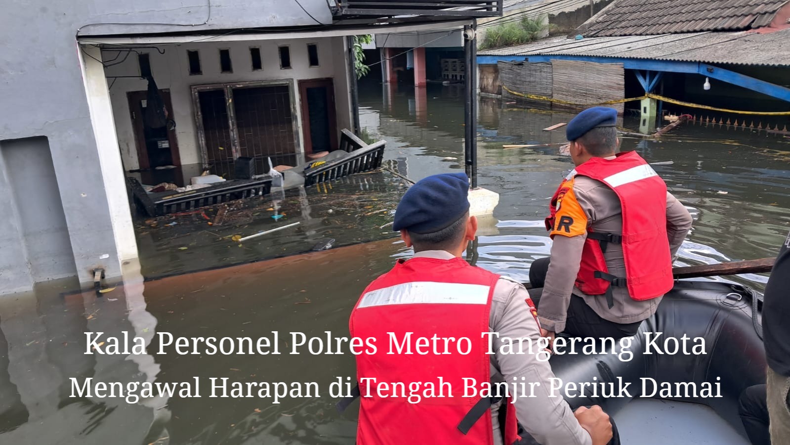 Lima personel Polres Metro Tangerang Kota mendampingi warga RT 01/08 Periuk Damai mengevakuasi dokumen berharga menggunakan perahu karet saat banjir.
