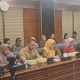 Suasana rapat koordinasi pengembangan kawasan TOD Jabodetabek yang dihadiri pejabat Pemkot Tangerang dan Kemenko Perekonomian, menunjukkan dokumen hasil kajian JUTPI-3 untuk pembangunan transportasi terintegrasi 2026.