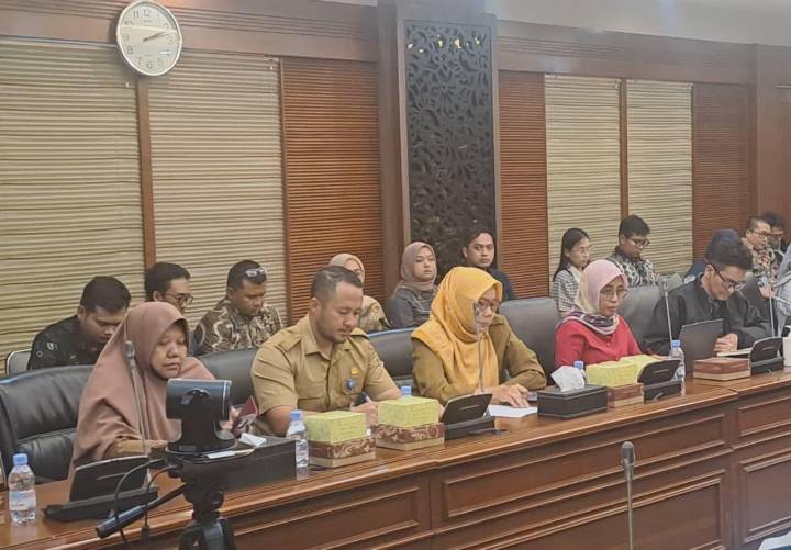 Suasana rapat koordinasi pengembangan kawasan TOD Jabodetabek yang dihadiri pejabat Pemkot Tangerang dan Kemenko Perekonomian, menunjukkan dokumen hasil kajian JUTPI-3 untuk pembangunan transportasi terintegrasi 2026.