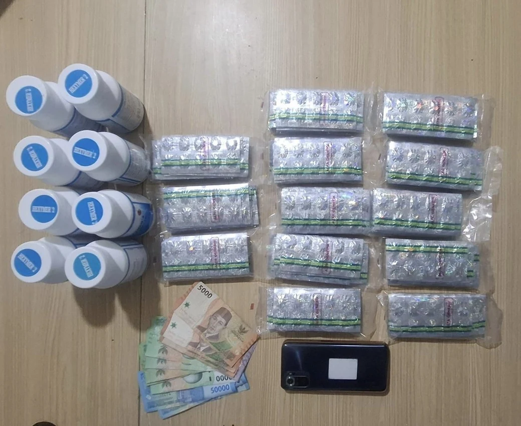 Barang bukti ribuan butir obat keras jenis Tramadol dan Hexymer yang disita Satresnarkoba Polres Metro Tangerang Kota dari sebuah warung di Karawaci.
