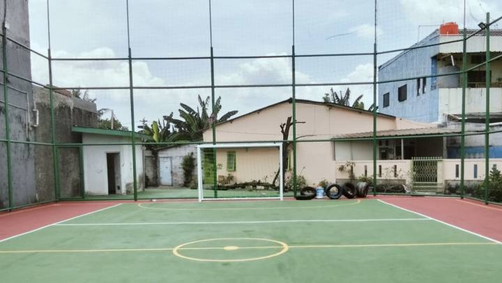 Kepala Dispora Kota Tangerang Kaonang saat meninjau lapangan multifungsi di RW 03 Bugel, menjelaskan rencana pembangunan 10 paket sarana olahraga di tengah pemukiman untuk warga secara gratis di tahun 2026.