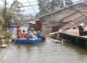 "Seorang wanita paruh baya tampak terpukul menatap rumahnya yang hanya menyisakan bagian atap akibat banjir 4 meter di Tangerang."