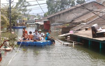 "Seorang wanita paruh baya tampak terpukul menatap rumahnya yang hanya menyisakan bagian atap akibat banjir 4 meter di Tangerang."