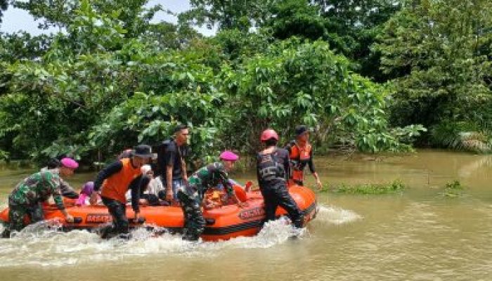 Aksi Heroik TNI Kodim 0506 Evakuasi Motor dan Dokumen Pendidikan di Periuk Damai
