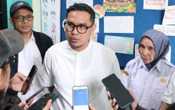 Wakil Wali Kota Tangerang Selatan Pilar Saga Ichsan didampingi Kadis DP3AP2KB saat memberikan keterangan pers terkait kasus pelecehan seksual di SDN Rawabuntu 01 Serpong, 21 Januari 2026.