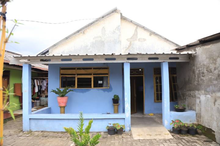 Kepala Disperkimtan Kota Tangerang Decky Priambodo sedang menjelaskan denah rumah sehat kepada warga saat sosialisasi program rehabilitasi 1.000 unit RTLH tahun 2026 di pemukiman warga