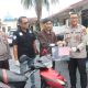 Kapolsek Ciputat Timur Kompol Bambang Askar Sodiq menyerahkan kunci sepeda motor Honda Mio GT kepada pemiliknya setelah pengungkapan kasus curanmor.