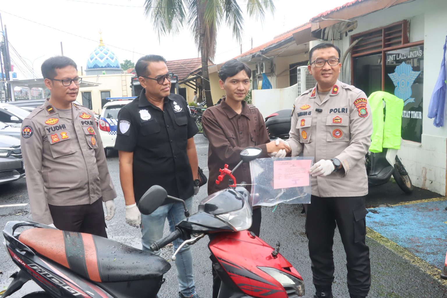Kapolsek Ciputat Timur Kompol Bambang Askar Sodiq menyerahkan kunci sepeda motor Honda Mio GT kepada pemiliknya setelah pengungkapan kasus curanmor.
