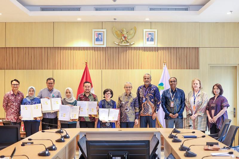 Sekretaris Jenderal Kementerian Kesehatan Kunta Wibawa Dasa Nugraha menandatangani Grant Agreement bersama WHO Indonesia untuk mendukung enam pilar transformasi kesehatan.