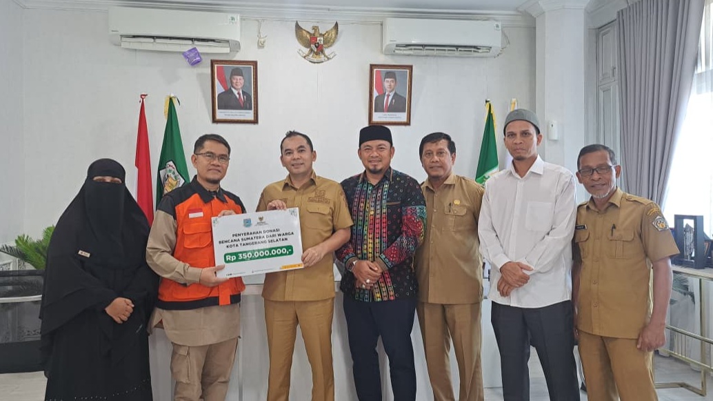 Wali Kota Tangerang Selatan Benyamin Davnie melepas bantuan kemanusiaan dan relawan Baznas Tangsel untuk percepatan pemulihan pascabanjir bandang di Aceh Tamiang.