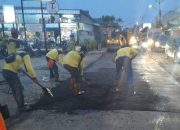 Foto udara alat berat asphalt finisher sedang menghamparkan aspal hotmix di Jalan Prabu Kian Santang yang kini nampak hitam mulus dan simetris.