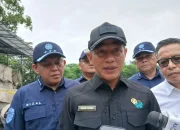 Kondisi permukaan Sungai Cisadane yang tertutup buih putih dan dipenuhi biota ikan yang mati akibat kontaminasi zat kimia Cypermetrin dan Profenofos.